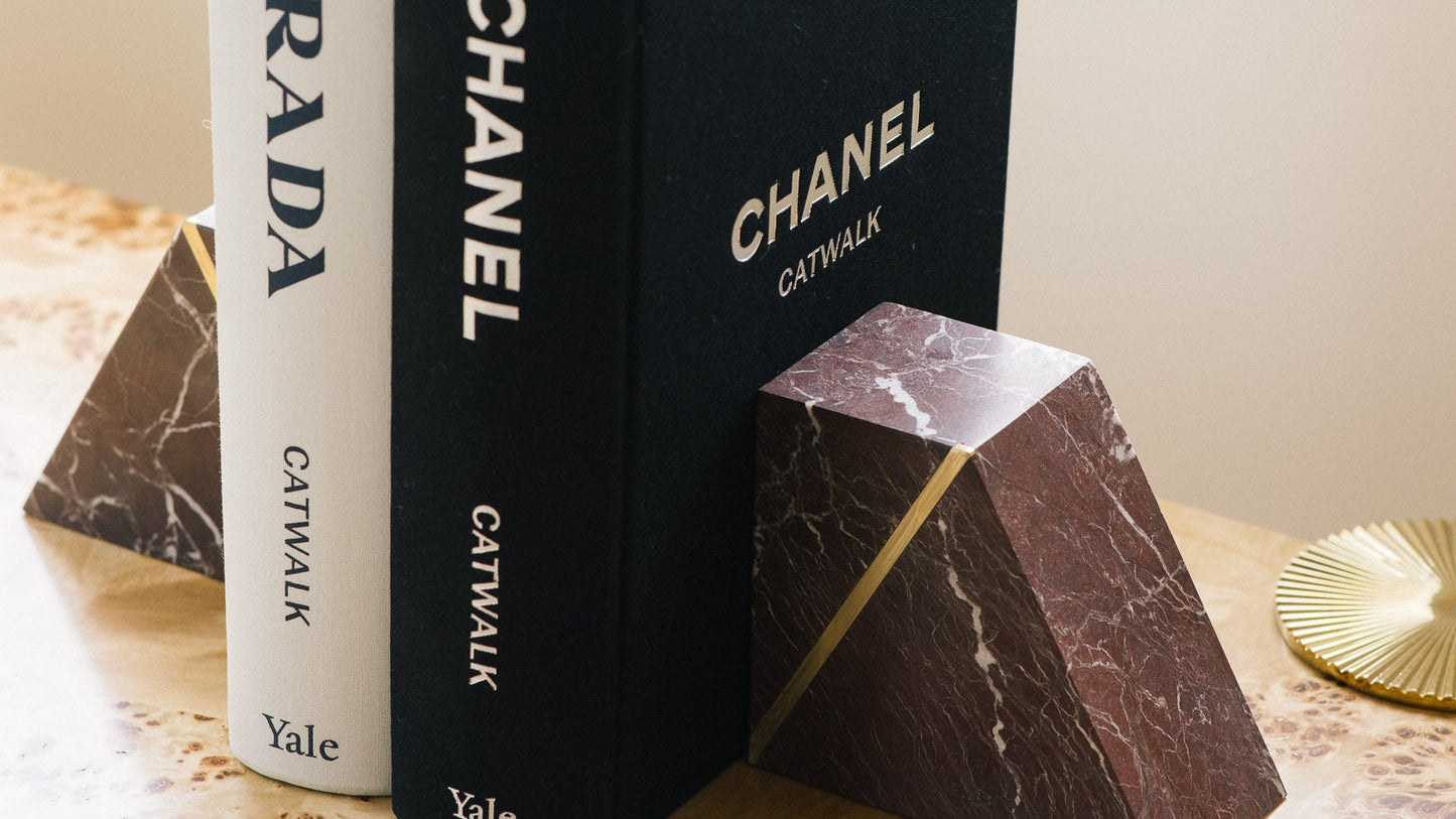 Merlot (Burgundy Marble Shelves)