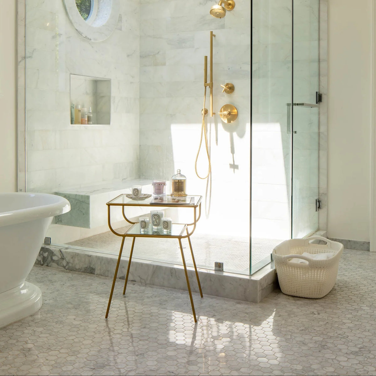 Cygne Blanc marble mosaic bathroom installation