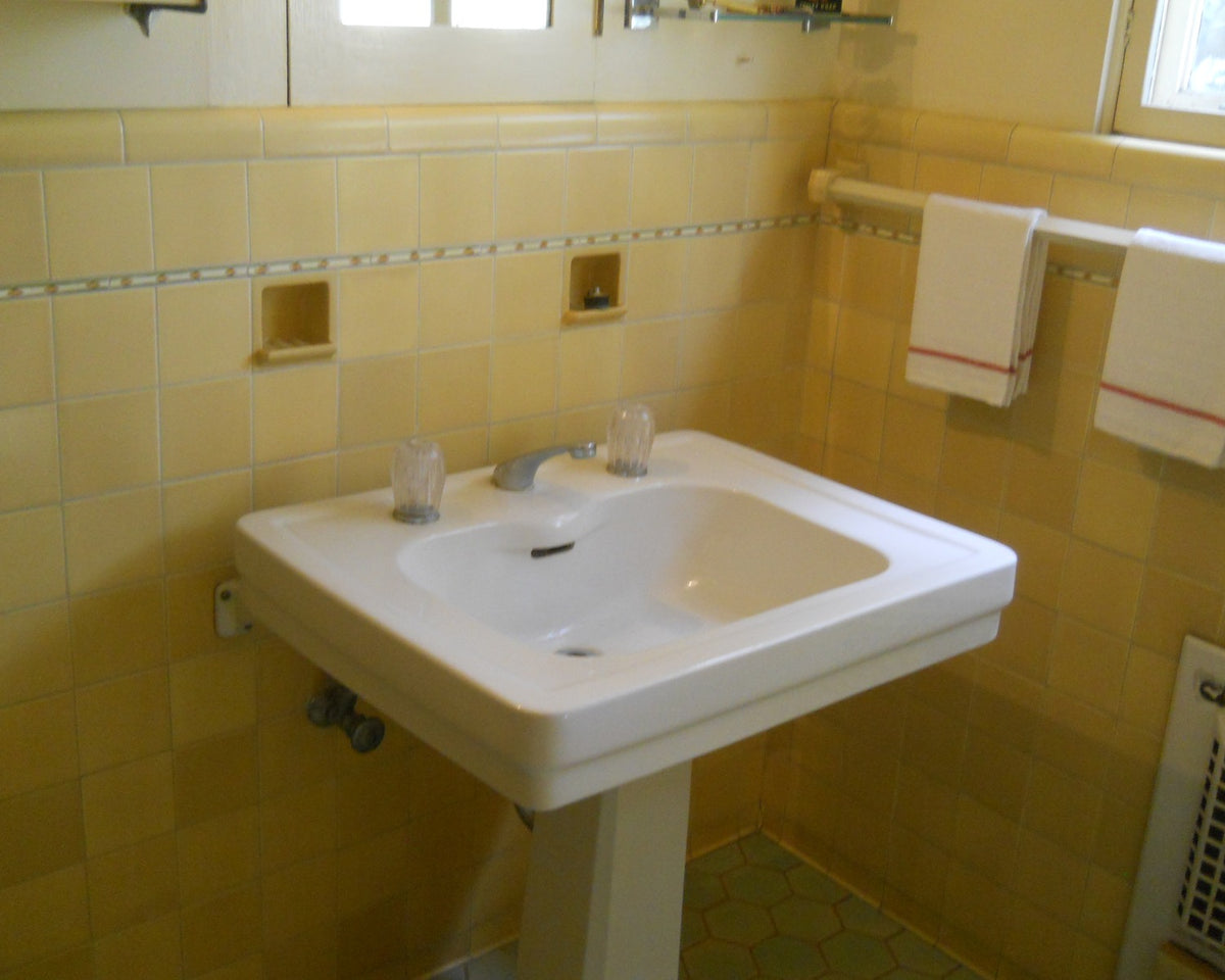 Craftsman bathroom showing liner tile, radius bullnose, an alcove return, and a hexagonal tile floor.